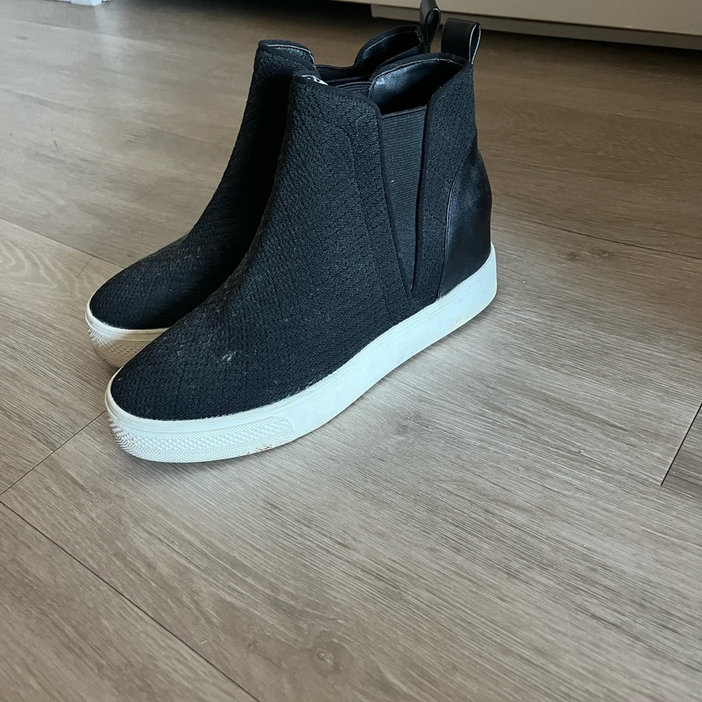 Heel lifted sneakers